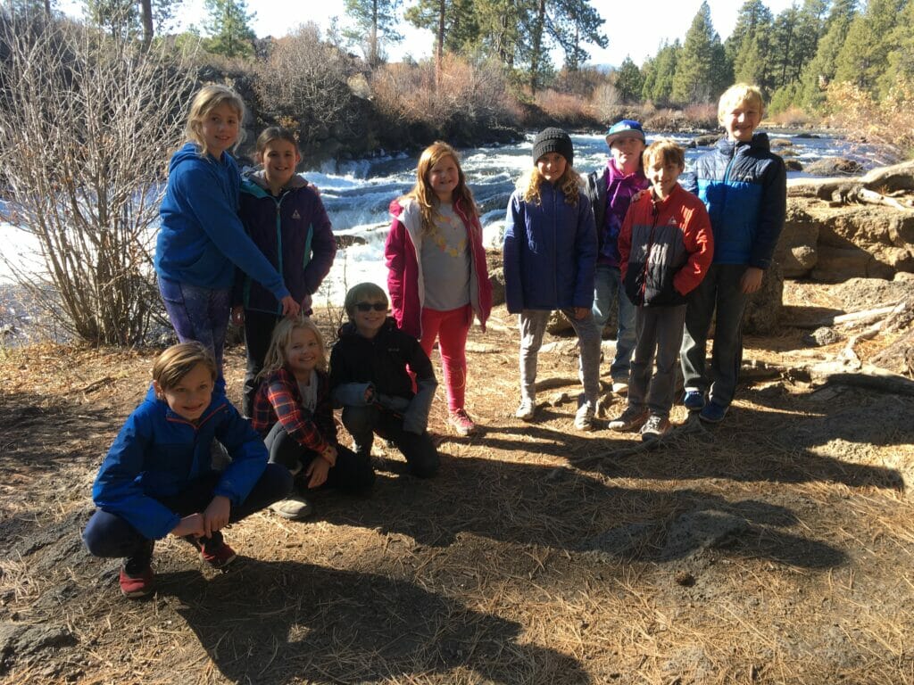 This image has an empty alt attribute; its file name is Bend-student-study-group-of-5th-graders-visit-Deschutes-River-and-Dillon-Falls-1024x768.jpg